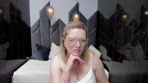 Snapshot of lea_fruit chatting on February 9, 5:08 am Lea online show from February 9, 5:08 am