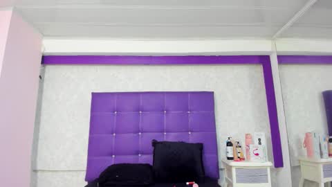 Snapshot of leamoreau__ chatting on October 14, 12:17 pm leamoreau__ online show from October 14, 12:17 pm