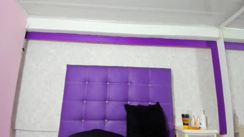 Snapshot of leamoreau__ chatting on October 21, 11:00 am leamoreau__ online show from October 21, 11:00 am