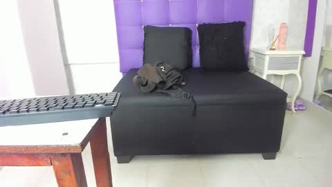 Snapshot of leamoreau__ chatting on November 4, 11:31 am leamoreau__ online show from November 4, 11:31 am