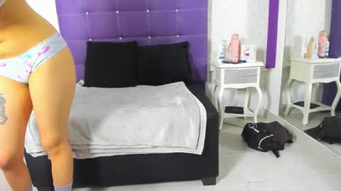 Snapshot of leamoreau__ chatting on November 5, 11:10 am leamoreau__ online show from November 5, 11:10 am