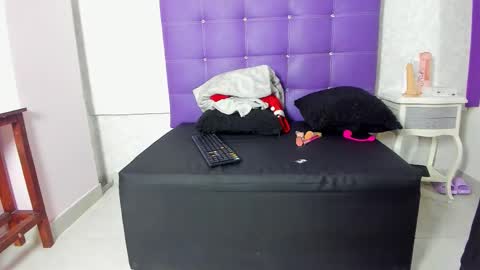 Snapshot of leamoreau__ chatting on November 6, 11:44 am leamoreau__ online show from November 6, 11:44 am