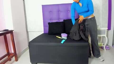 Snapshot of leamoreau__ chatting on November 11, 11:21 am leamoreau__ online show from November 11, 11:21 am