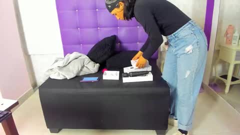 Snapshot of leamoreau__ chatting on November 14, 11:31 am leamoreau__ online show from November 14, 11:31 am