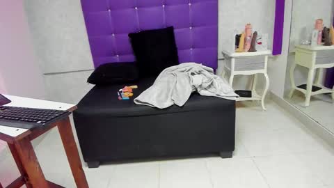 Snapshot of leamoreau__ chatting on November 15, 12:13 pm leamoreau__ online show from November 15, 12:13 pm