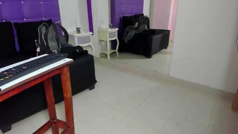 Snapshot of leamoreau__ chatting on November 21, 11:53 am leamoreau__ online show from November 21, 11:53 am