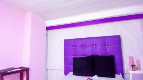 Snapshot of leamoreau__ chatting on November 25, 11:43 am leamoreau__ online show from November 25, 11:43 am