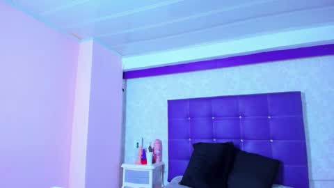 Snapshot of leamoreau__ chatting on November 29, 12:19 pm leamoreau__ online show from November 29, 12:19 pm