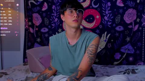 leaneseb online show from December 9, 12:45 am