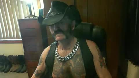 Snapshot of leathergreaser chatting on September 18, 12:45 am leathergreaser online show from September 18, 12:45 am