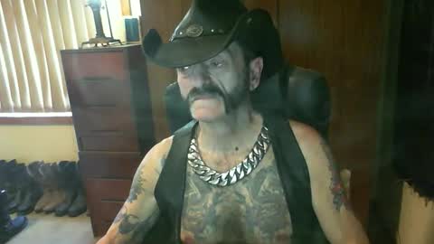 Snapshot of leathergreaser chatting on October 24, 1:35 am leathergreaser online show from October 24, 1:35 am