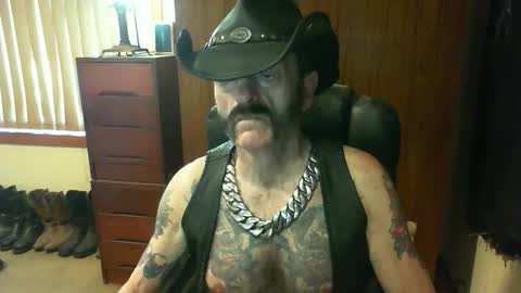 Snapshot of leathergreaser chatting on November 25, 12:10 am leathergreaser online show from November 25, 12:10 am