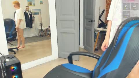 Snapshot of lee_sky chatting on November 30, 4:49 am I am Melisa. Im new here. This is my first day online show from November 30, 4:49 am