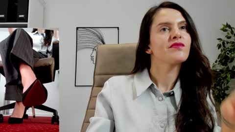 Elle  online show from December 12, 11:07 am