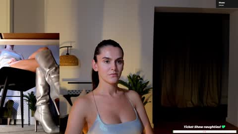 Elle  online show from October 25, 3:40 pm