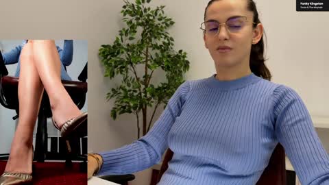 Elle  online show from November 4, 8:46 am