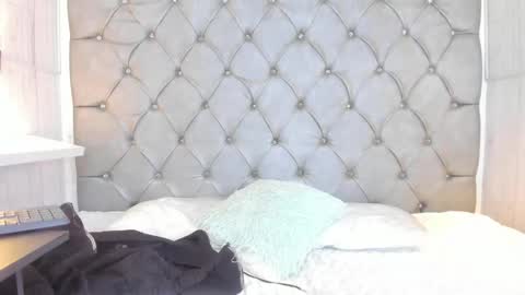 LEIGH ANGELS online show from January 3, 9:47 pm