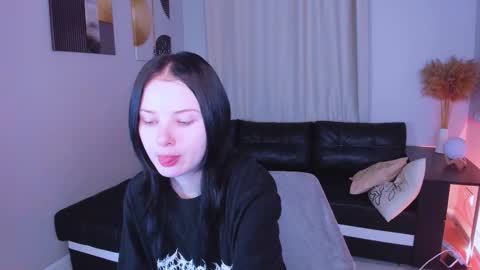 Leila online show from November 28, 1:25 pm