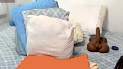 Snapshot of lenz335100 chatting on February 5, 11:28 pm lenz335100 online show from February 5, 11:28 pm