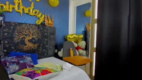 Snapshot of leondevereda_ chatting on February 19, 9:03 pm Len online show from February 19, 9:03 pm