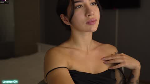 Leora online show from December 3, 4:17 pm