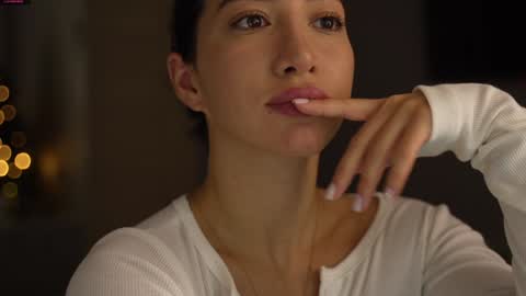 Leora online show from December 24, 4:40 pm