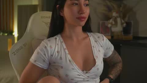 Leora online show from November 24, 5:23 pm