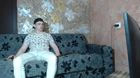 Snapshot of leoroman chatting on December 24, 10:01 am leoroman online show from December 24, 10:01 am