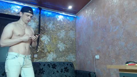 Snapshot of leoroman chatting on March 1, 9:18 am leoroman online show from March 1, 9:18 am