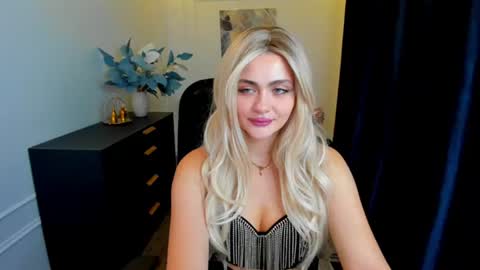 lesliemineg online show from September 11, 8:20 pm