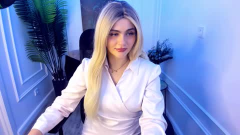 lesliemineg online show from September 24, 11:57 am