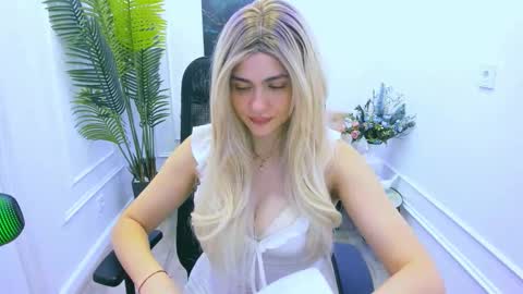 lesliemineg online show from September 30, 11:48 am