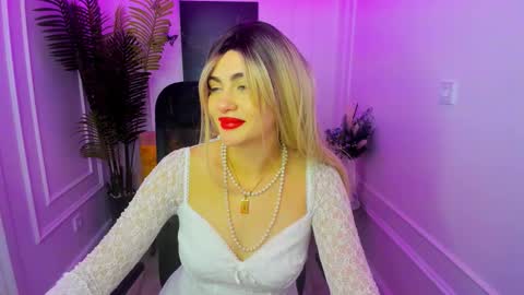 lesliemineg online show from November 28, 8:22 pm