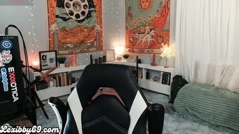 Lexi Smith online show from December 6, 11:33 am