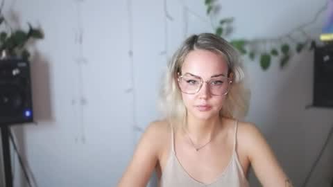 Lexie online show from December 10, 8:30 am