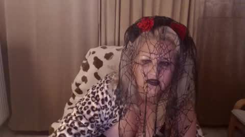 Hannah online show from October 31, 11:06 pm