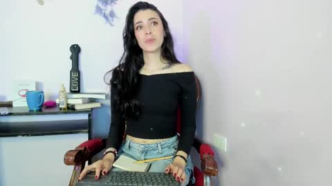 Snapshot of leynamadrigal chatting on February 24, 8:58 pm Leyna online show from February 24, 8:58 pm