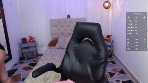 Snapshot of lia_glow chatting on October 25, 8:36 pm lia_glow online show from October 25, 8:36 pm