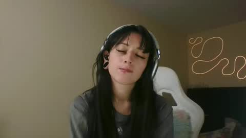 Little Queen Lia  online show from November 12, 10:30 pm