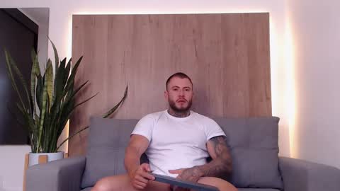 lianjones9 online show from January 5, 3:23 pm