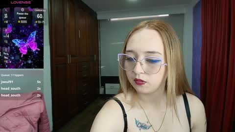 Lia Roberts online show from December 5, 9:17 pm