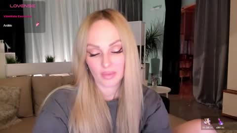 Snapshot of libby_nora chatting on December 10, 1:33 pm Libby online show from December 10, 1:33 pm