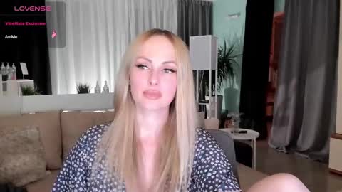 Snapshot of libby_nora chatting on December 15, 1:54 pm Libby online show from December 15, 1:54 pm