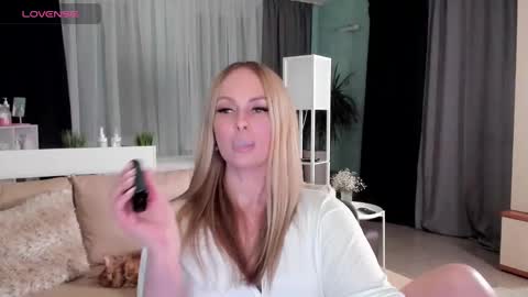 Snapshot of libby_nora chatting on January 14, 6:17 pm Libby online show from January 14, 6:17 pm