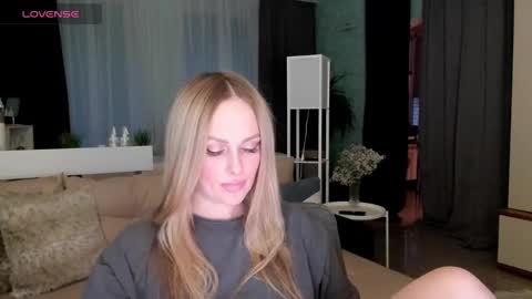 Snapshot of libby_nora chatting on February 19, 3:27 pm Libby online show from February 19, 3:27 pm