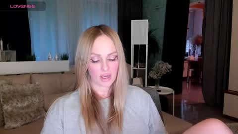 Snapshot of libby_nora chatting on February 22, 3:14 pm Libby online show from February 22, 3:14 pm