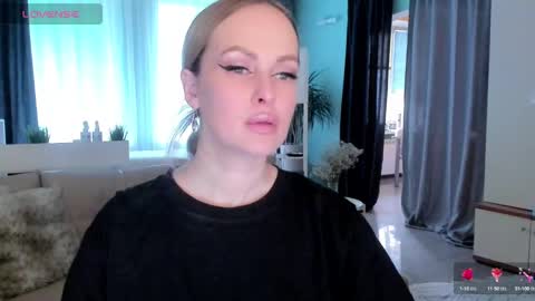 Snapshot of libby_nora chatting on February 27, 6:18 am Libby online show from February 27, 6:18 am