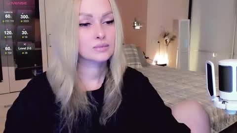 Snapshot of libby_nora chatting on November 11, 10:15 am Libby online show from November 11, 10:15 am