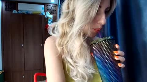 Mia                   Onlyfans link -  online show from March 10, 10:04 am