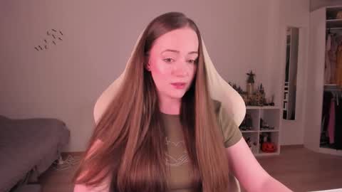 Snapshot of lil_happiness chatting on December 1, 6:46 pm for free registration 3 online show from December 1, 6:46 pm